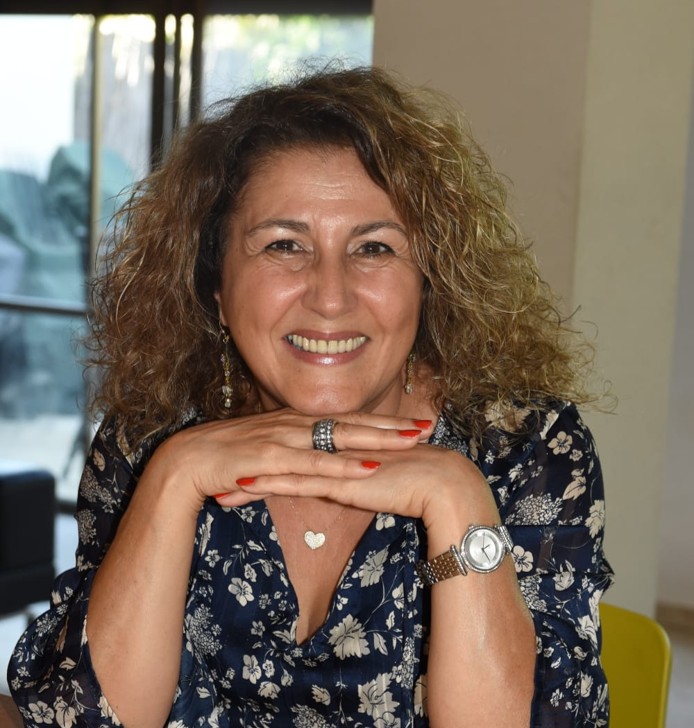 תמונה של איריס ארגואטי מאבחנת בצבעים